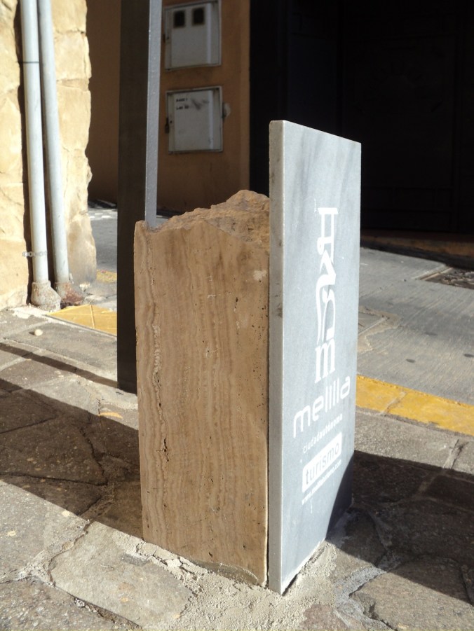 Monolito turístico quebrado