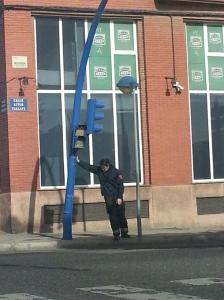 Bombero frente al semáforo